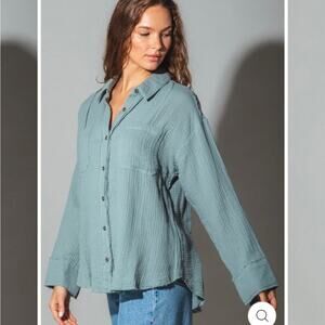 Nwot Boutique WOMEN FRAYED HEM DETAIL SOLID WOVEN SHIRT TOP IN SEA BLU…